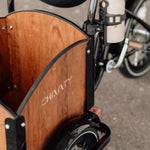 Chanty Cargo Kid - Sort inkl. hjelm, flaskeholder, håndtag i 2 farver og ringklokke - BørnecyklerneChantyBørnecyklerneSort: BLC16 - SRTChanty Cargo Kid - Sort inkl. hjelm, flaskeholder, håndtag i 2 farver og ringklokke