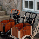 Søskendepakken - 2 børneladcykler inkl. hjelm, flaskeholder, håndtag i 2 farver og ringklokke - BørnecyklerneChantyBørnecyklerneSortSøskendepakken - 2 børneladcykler inkl. hjelm, flaskeholder, håndtag i 2 farver og ringklokkeSort